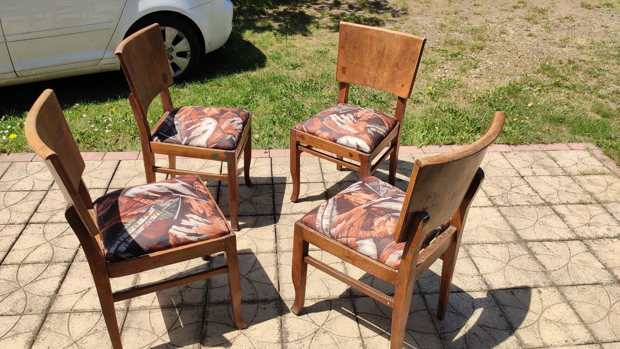 Дървени старовремски столове (4бр. + дамаска)