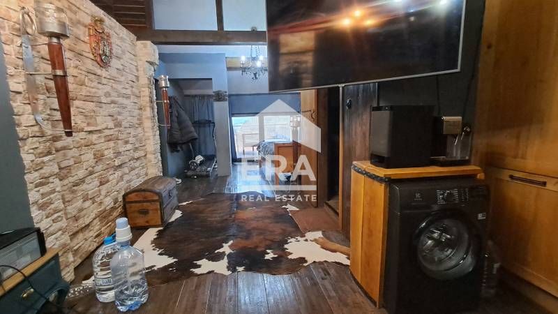 Четириетажна многофункционална сграда за продажба, с прилежащ двор, в