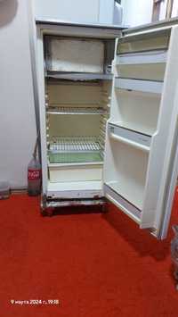 Срочно продаю холодильник в хорошем состоянии Саратов модель 1524.