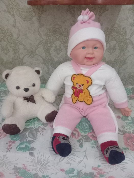 Продаются кукла и мягкая игрушка.