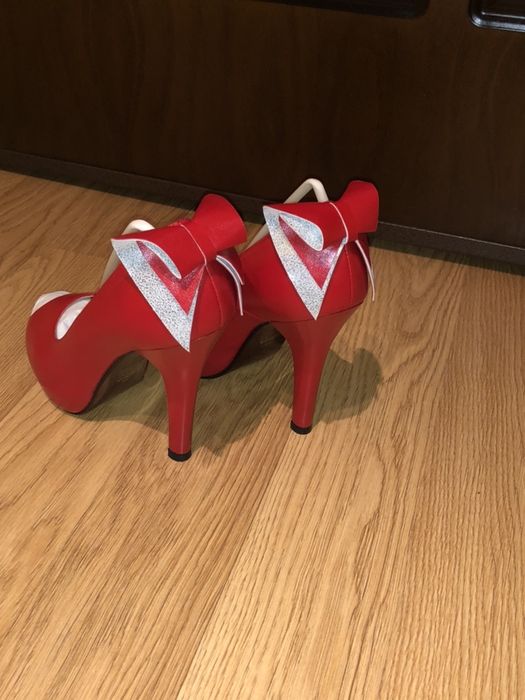 NOU- Pantofi dama,piele naturală, model deosebit, mărimea 39