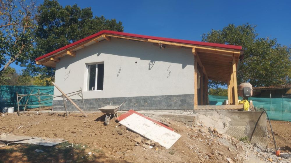 Нова къща 70кв и двор 600кв