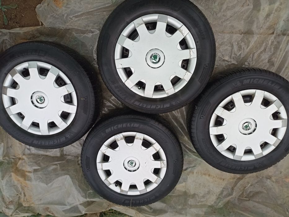 Vând set complet de 4 jante tablă org. VW, 4 anvelope iarnă, 4 capace