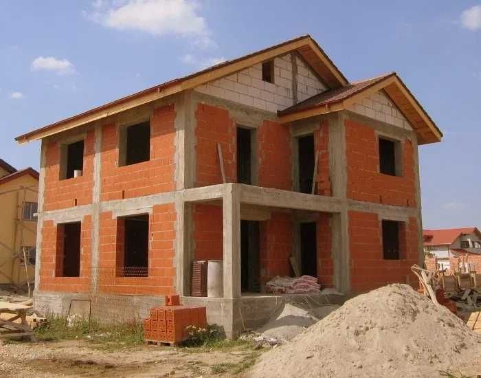 constructii case la rosu