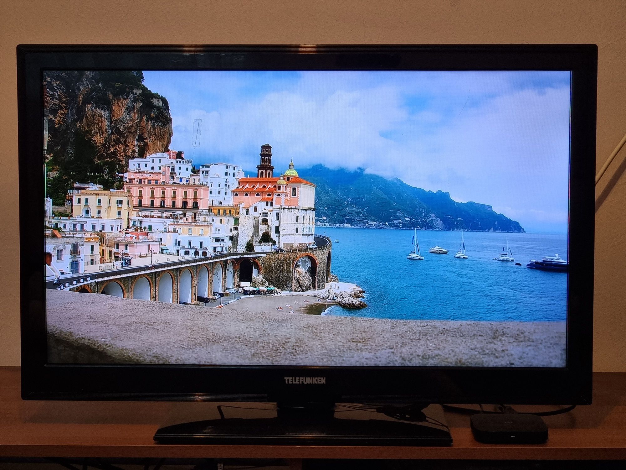 Телевизор Telefunken / 32" - FULLHD , Цифрова + Ефирна , Слот за карта