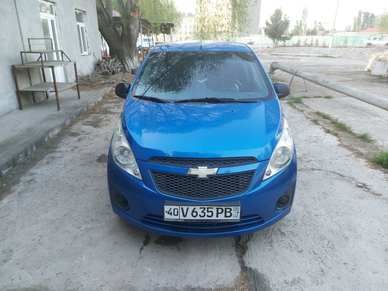 Automobil spark yili 2014 4ta joyida pyatnosi bor qogan joyi toza.