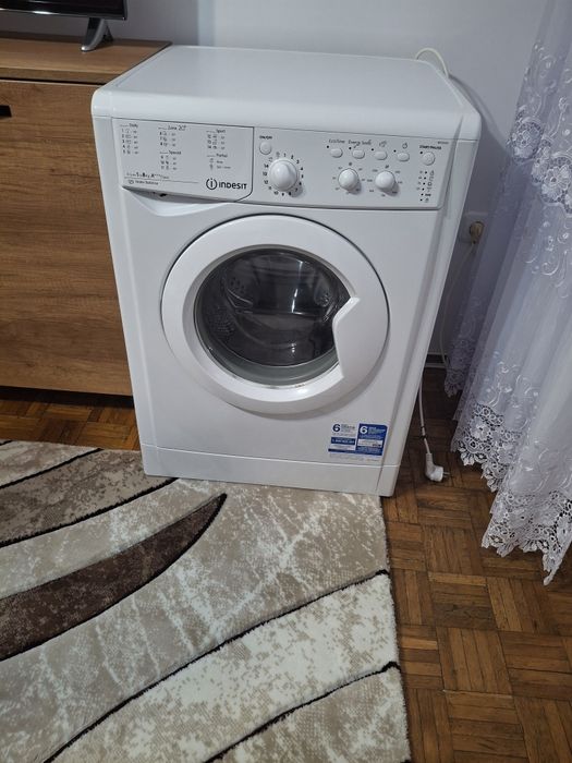 Vand masina spalat impecabila,ca noua