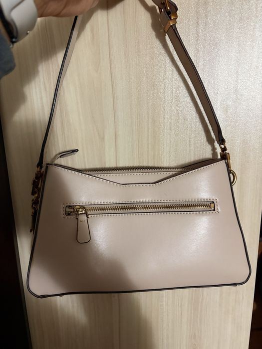 Дамска чанта Guess