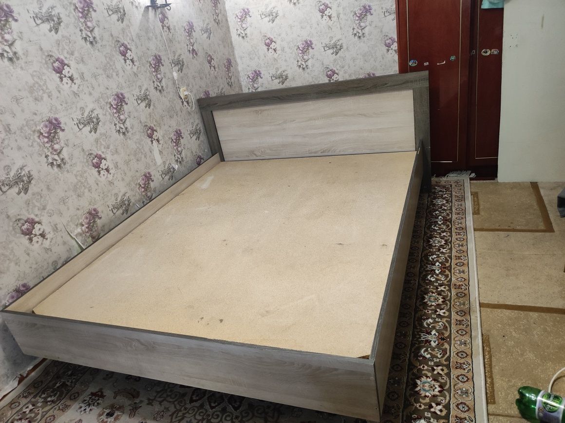 Продам кровать в хорошем состоянии с матрасом,возможно доставка
