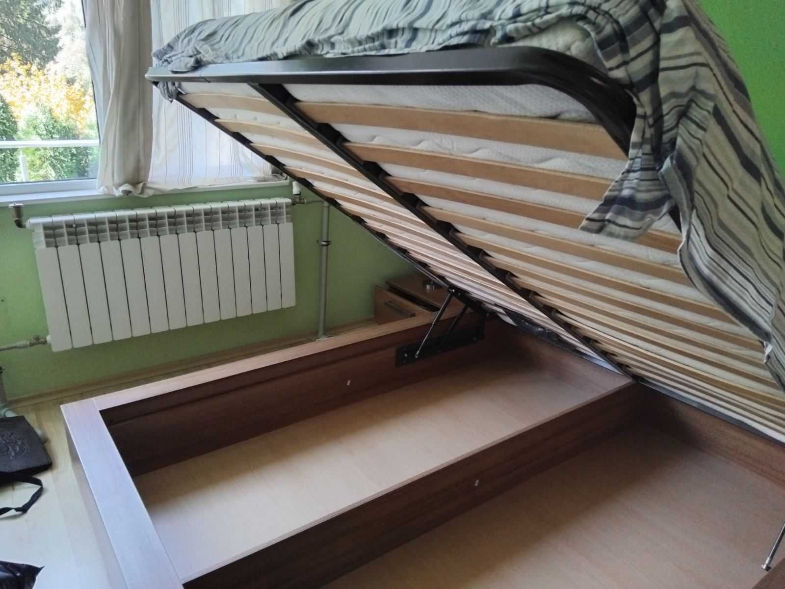 Спалня с повдигащ механизъм и подарък нощни шкафчета
