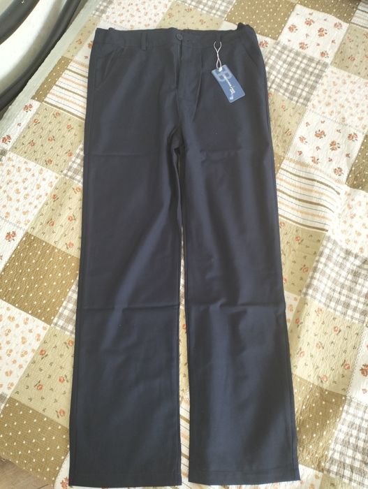 Продам новый школьный темно синий брюки на рост 160см.