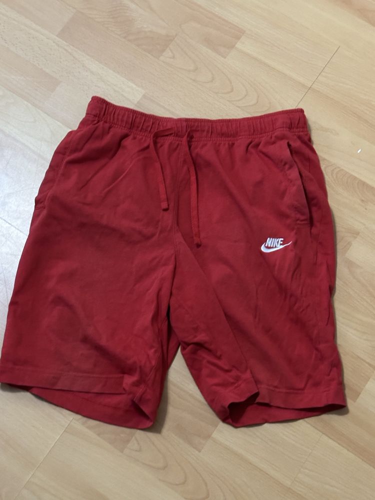 Pantaloni scurti nike rosii