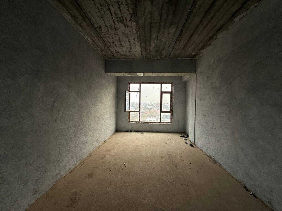 ПРОДАЁТСЯ 2х комнатная квартира в состоянии коробки в центре города