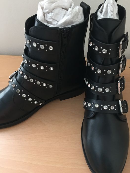 Ghete din piele, dama