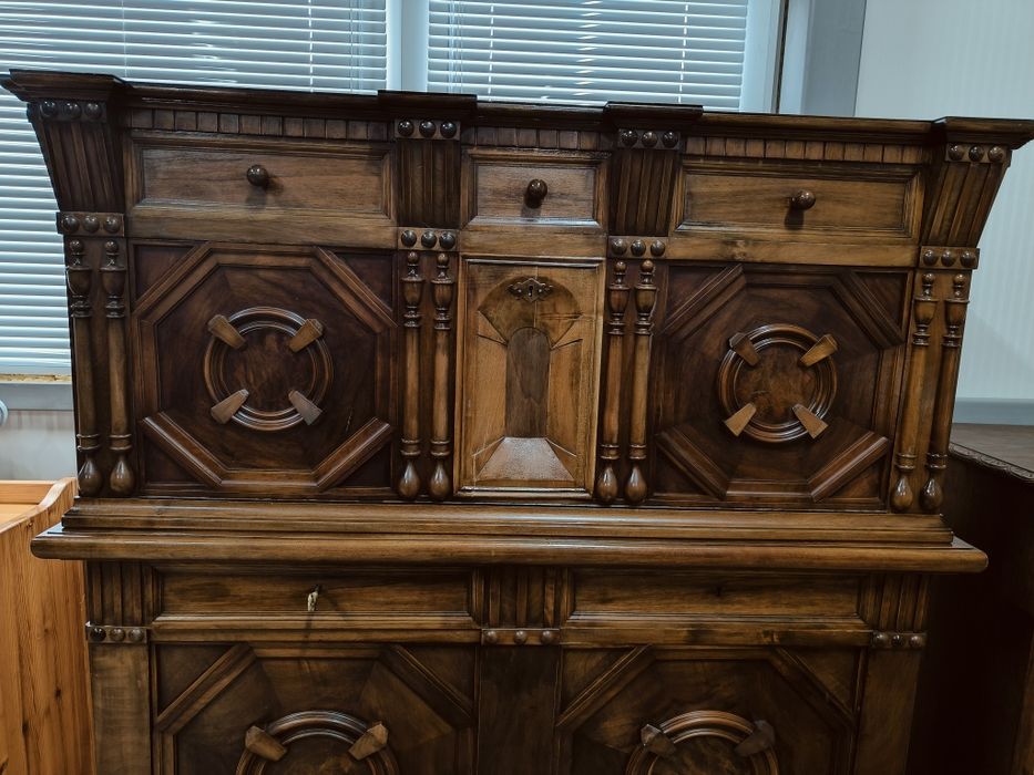 Уникален дъбов шкаф с неповторим дизайн