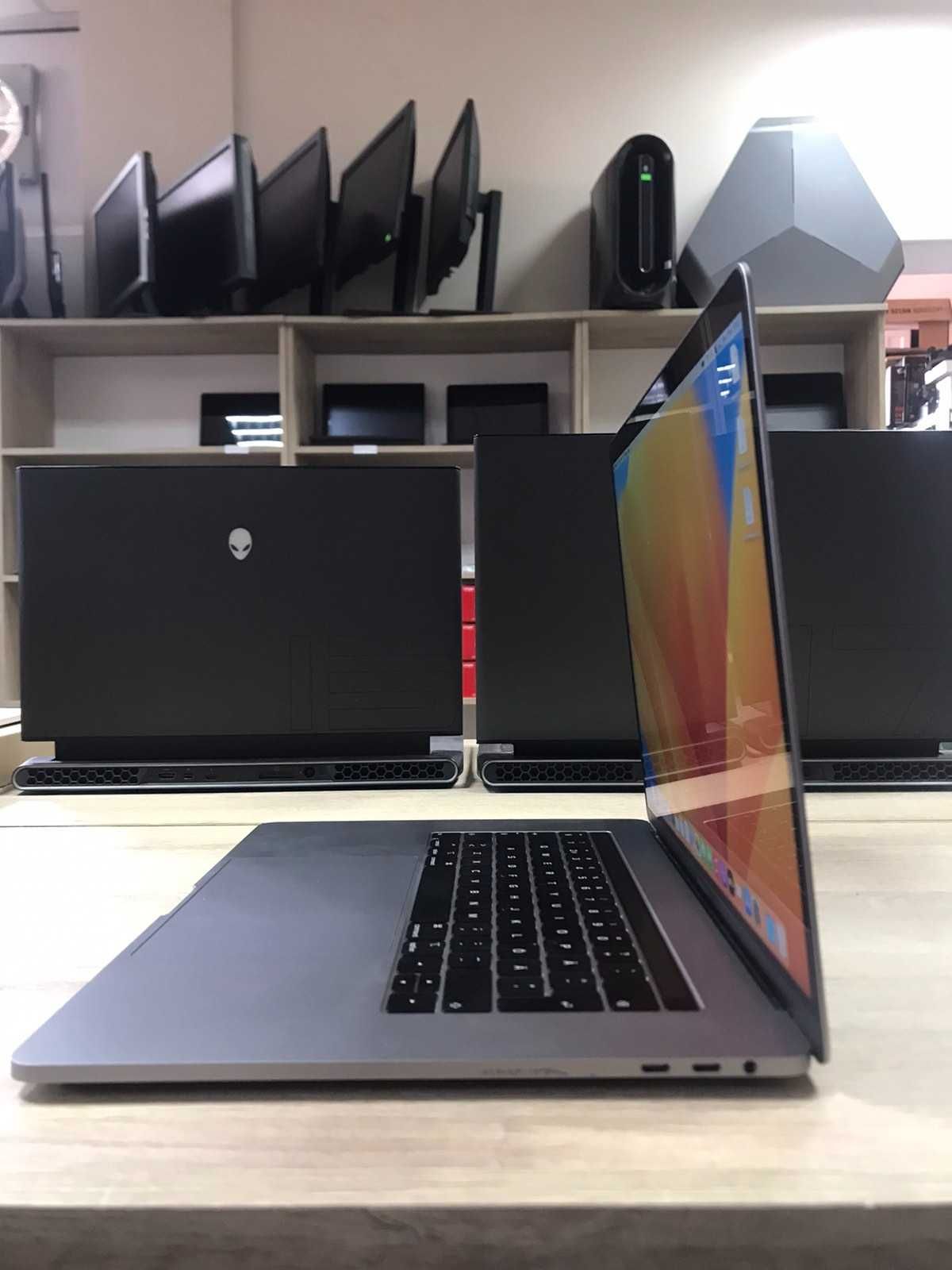 Лаптоп Apple Macbook PRO 15 2018 I7 16GB 1TB SSD с гаранция A1990