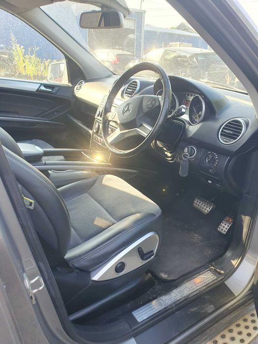 Dezmembrez Mercedes Benz ML 300 W164 Sport 3.0CDI BLUE-CY A 4x4 2010