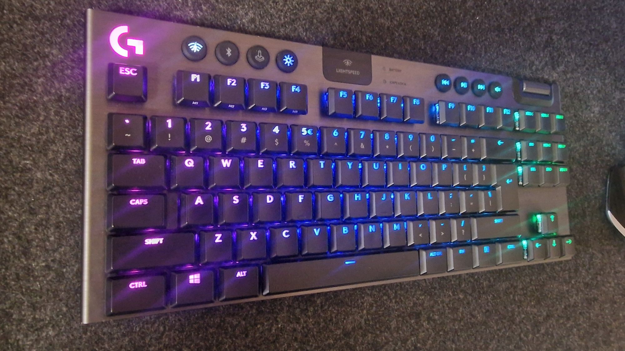 Продавам клавиатура Logitech G915 TKL