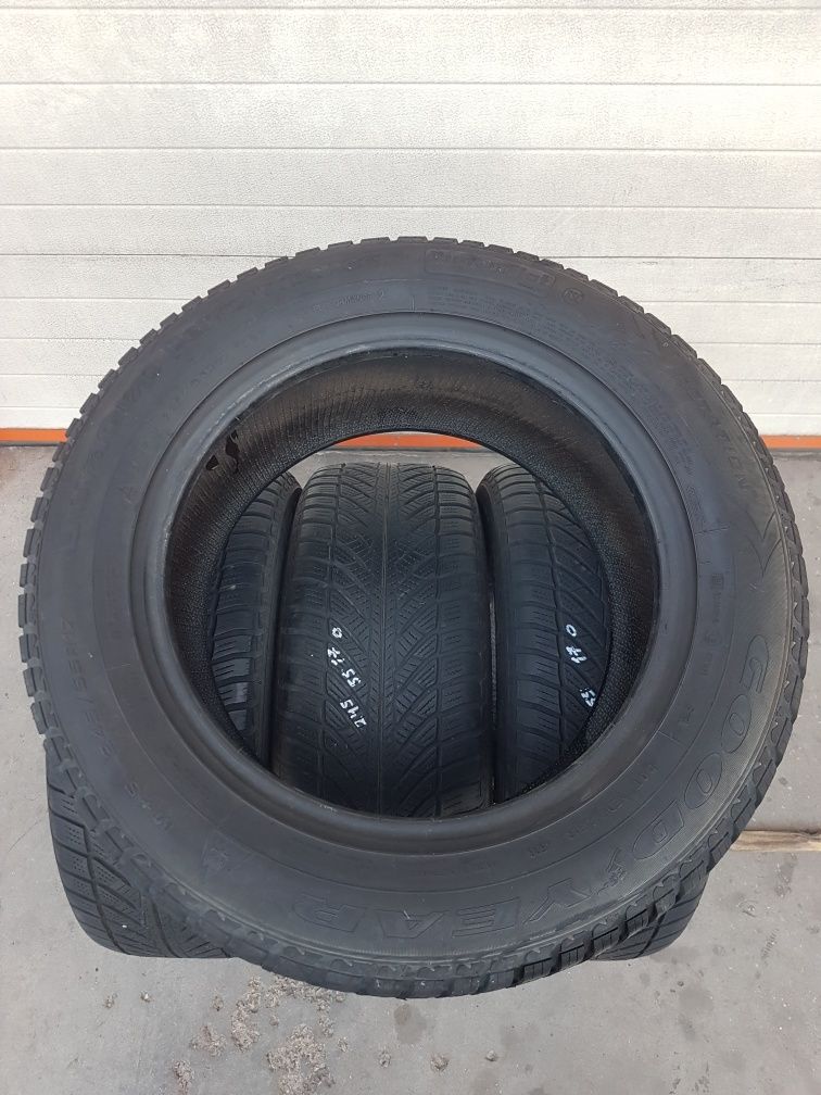 Зимни гуми 4 броя GOODYEAR UltraGrip Performance 245 55 R17 дот 4608