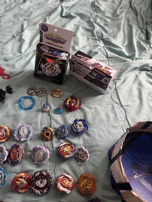 Beyblade lot има много може на едро и може и по оделно