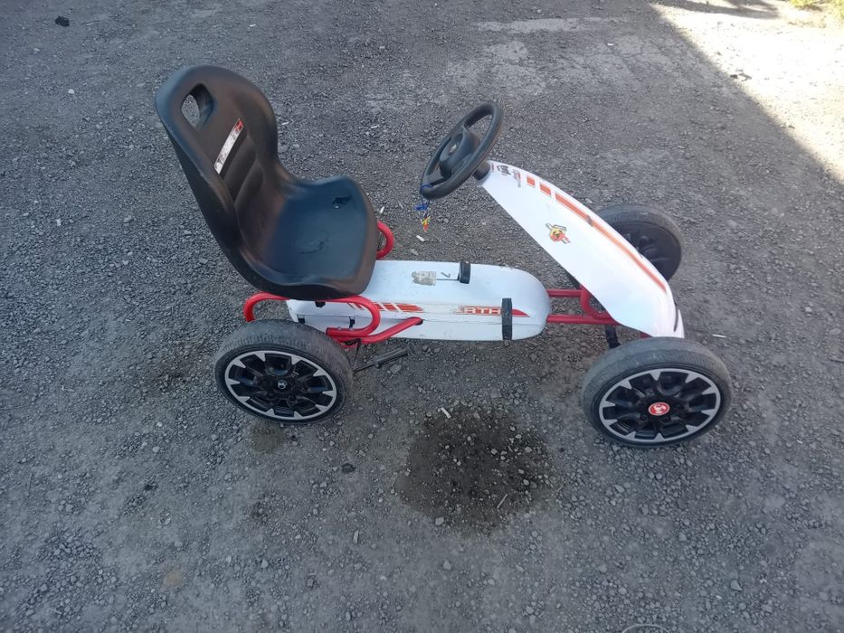 Cart cu pedalede vânzare.