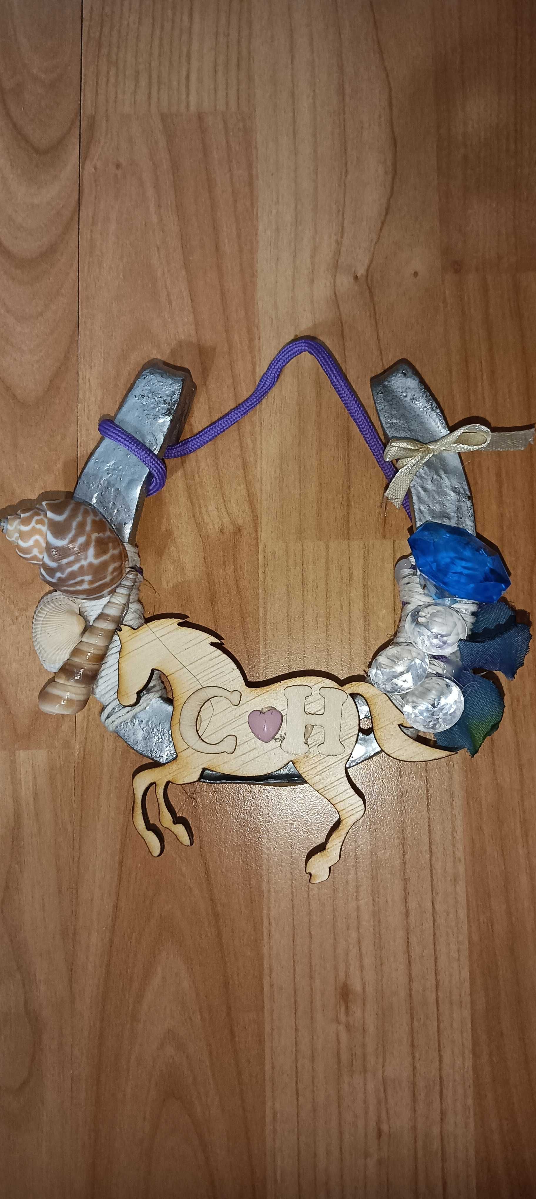 Vând potcoave decorative și semne de boxă