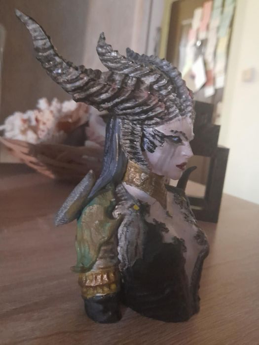 Бюст Lilith diablo 4 ръчно оцветен