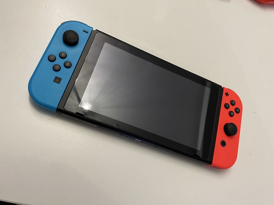 Nintendo Switch пълен комплект + 5 игри и кейс