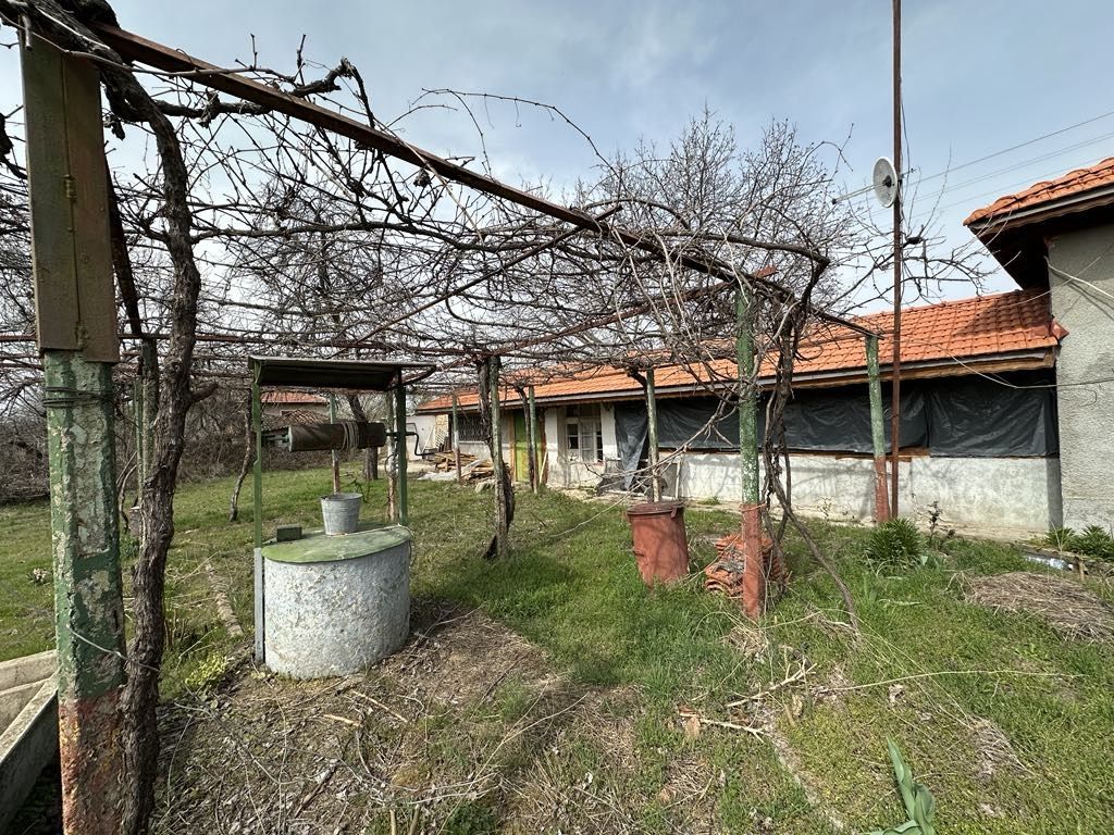 Къща в село Сухозем с двор и гараж