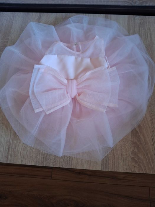 Продават се рокли