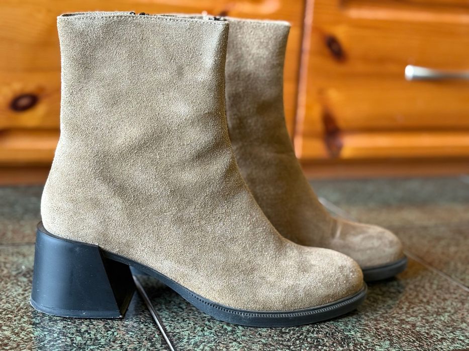 Дамски боти от естествен велур с цип