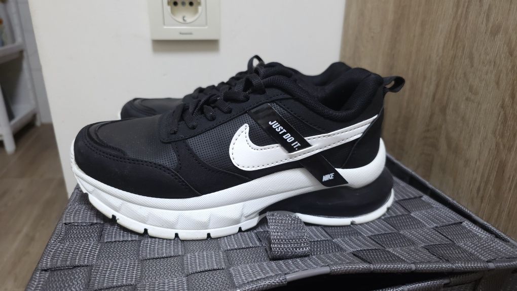 Маратонки Nike, New Balance