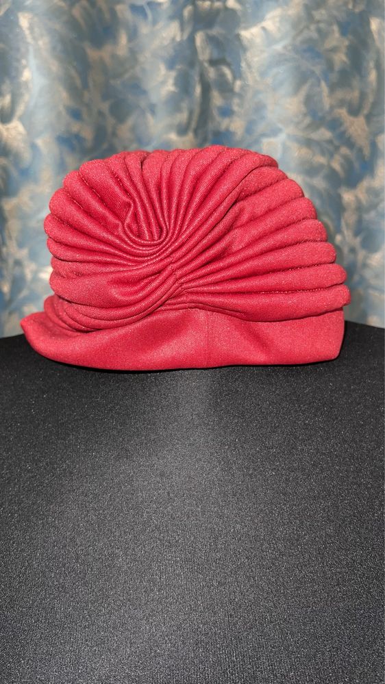 Turban rosu cu accesoriu