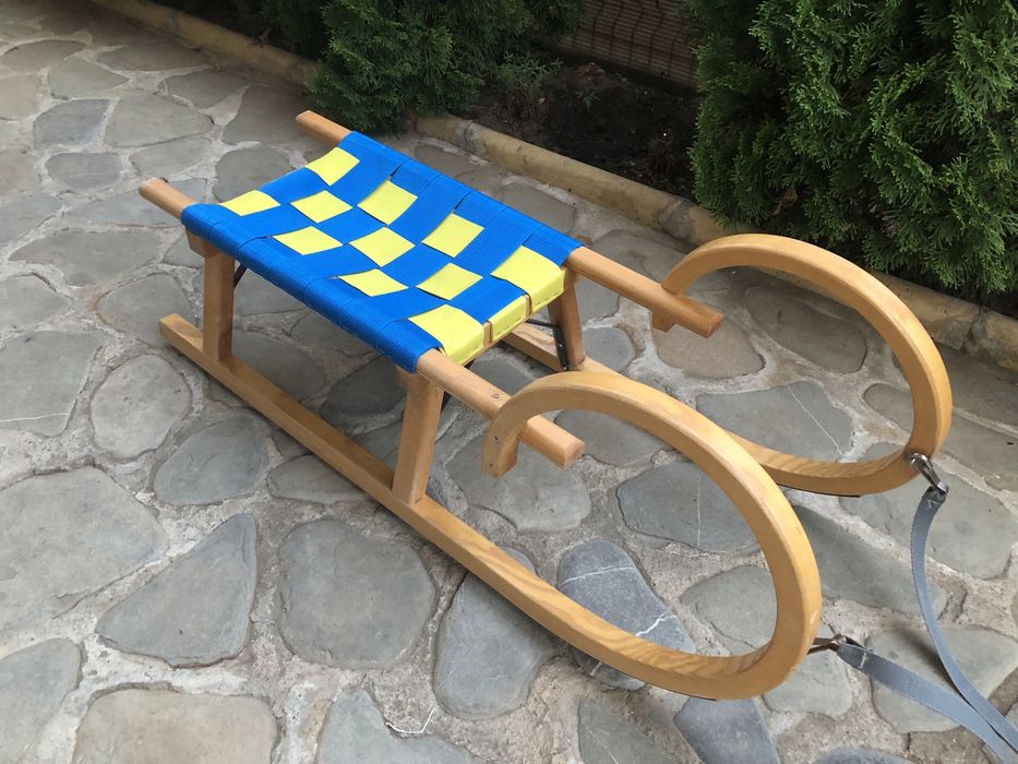 Sanie din lemn cu talpici din metal
