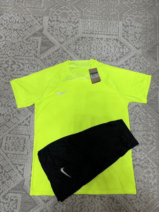 Футбольная форма Nike и рашгард