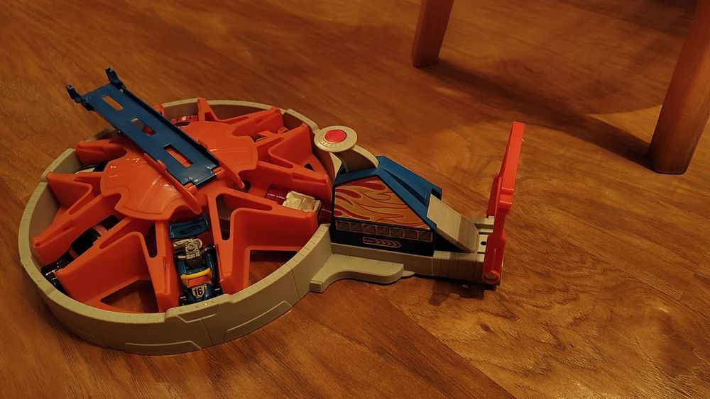 Hot Wheels катапулт