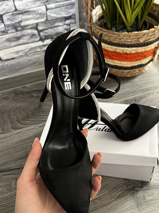 Дамски обувки с висок ток