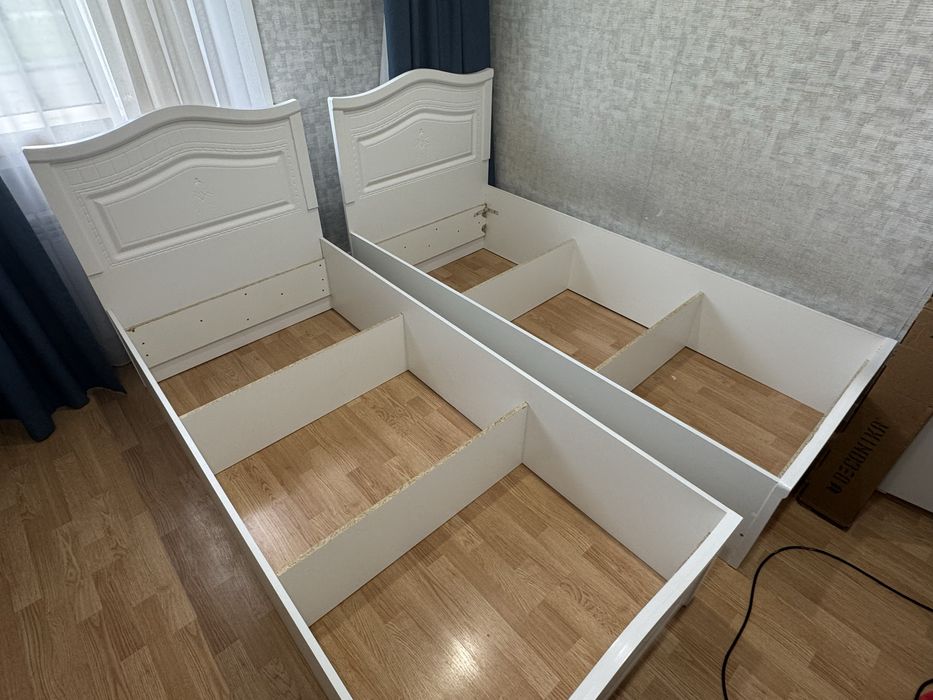 Кровать, шкаф, стол