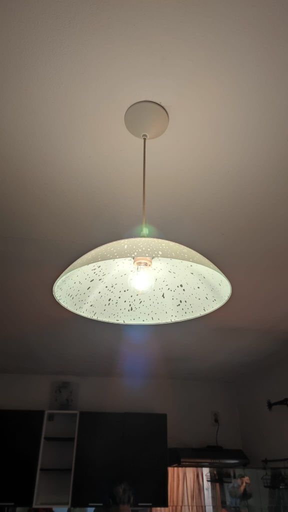 Lampa alba de sticla