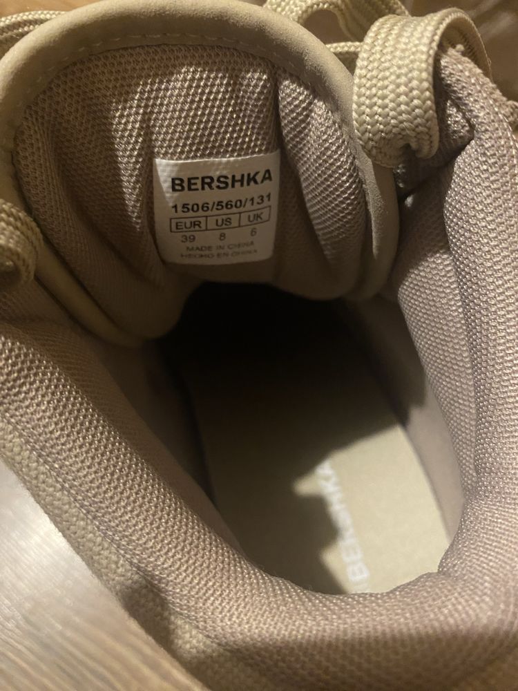 Високи кецове с платформа Bershka