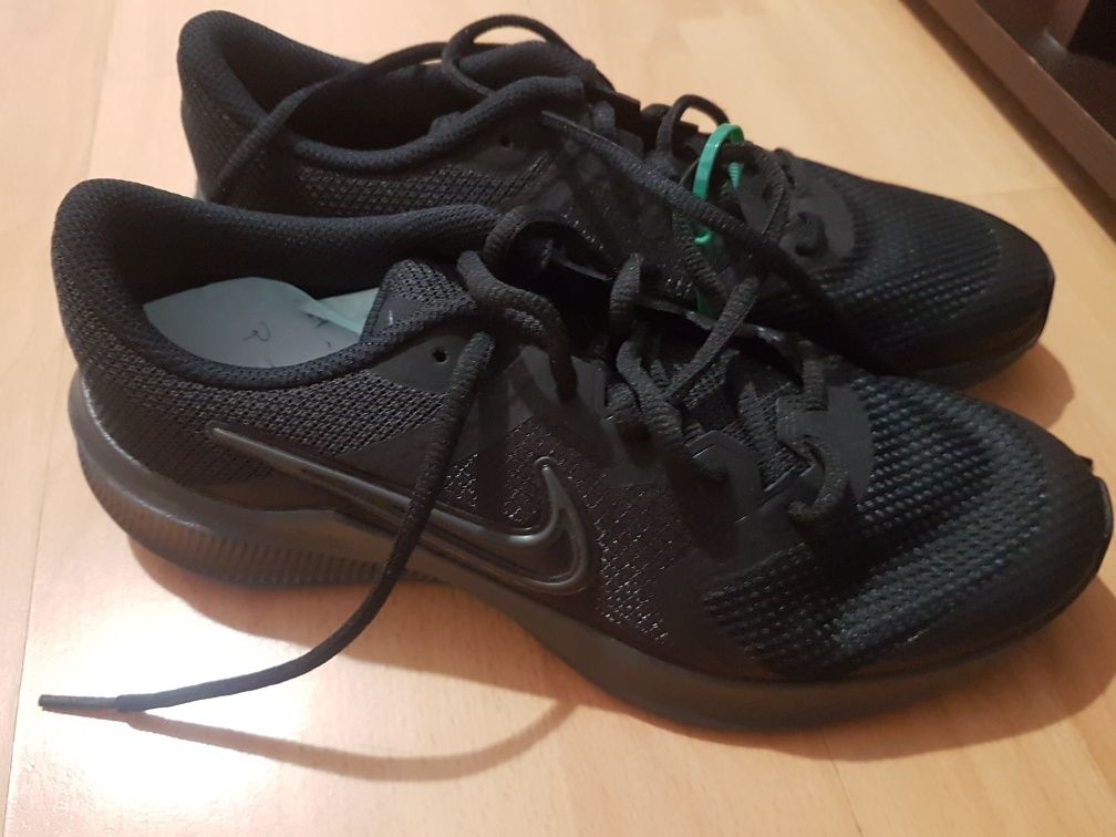 Vand adidasi nike, diferite marimi.   35,5 36,36,5 ,38