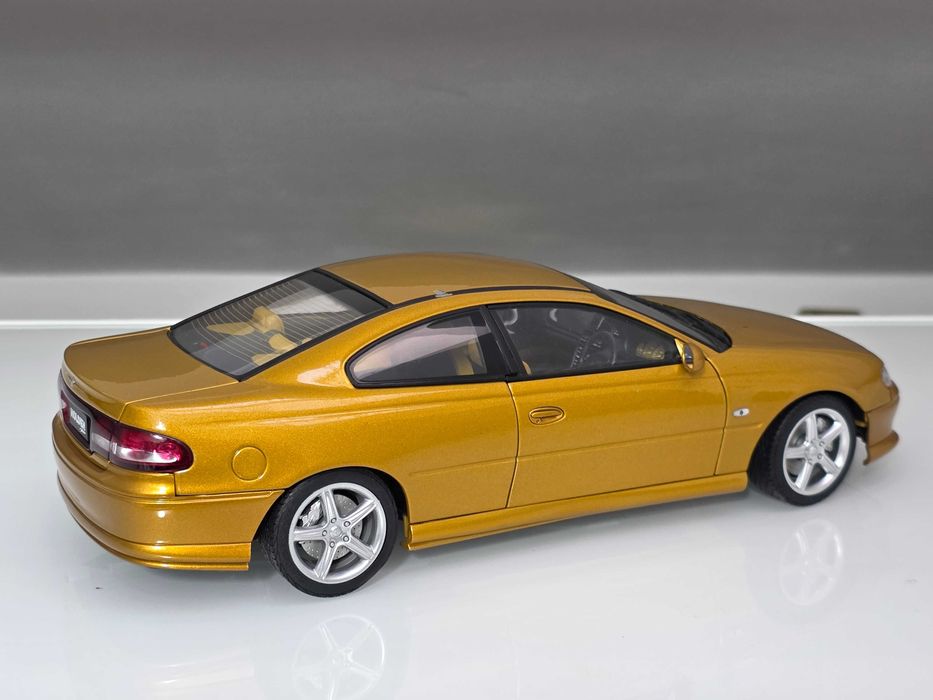 Macheta Auto 1/18 AutoART Holden V8 Commodore Sport Coupe