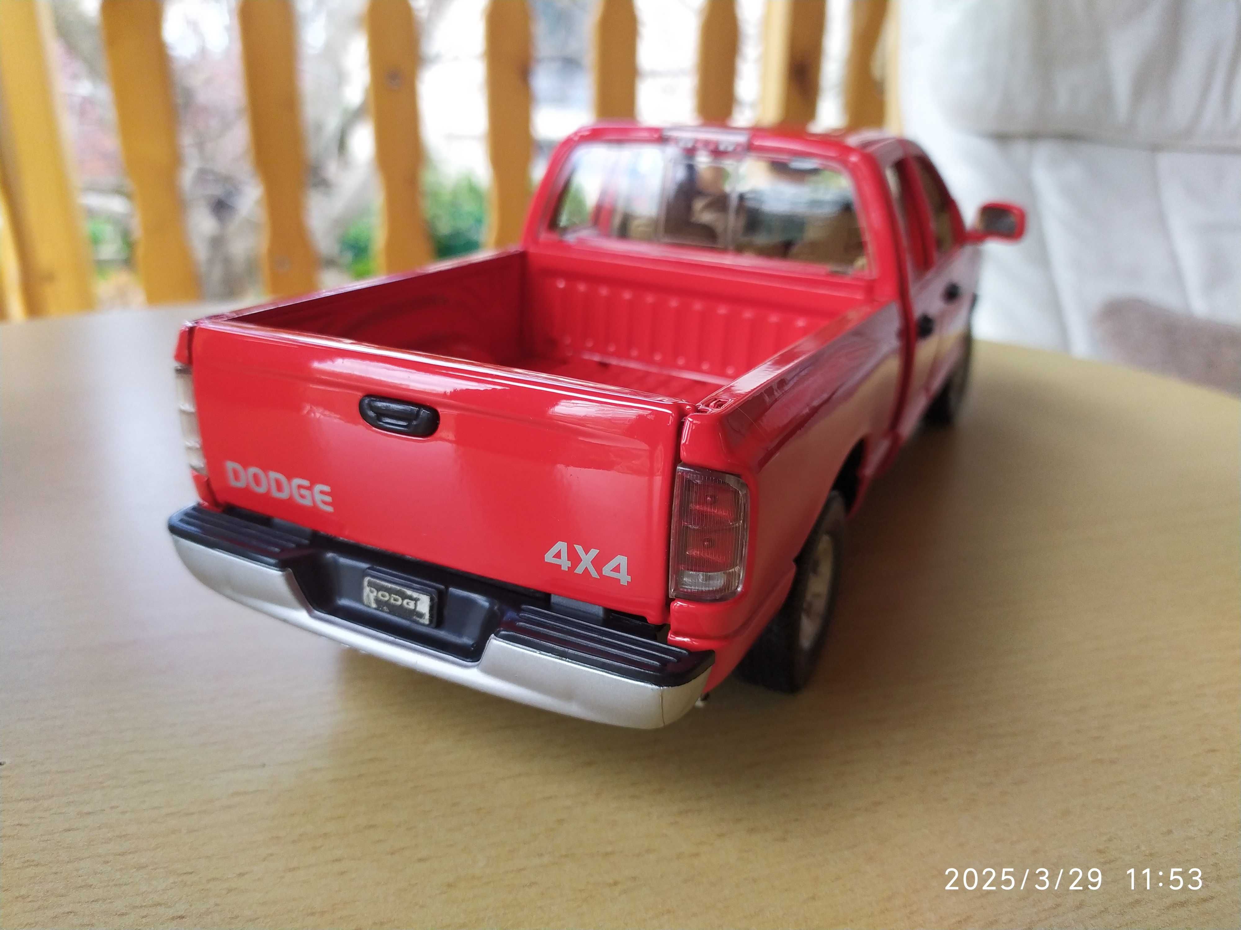 1:18 Метален модел на Dodge Ram 1500 Quad Cab MotorMax