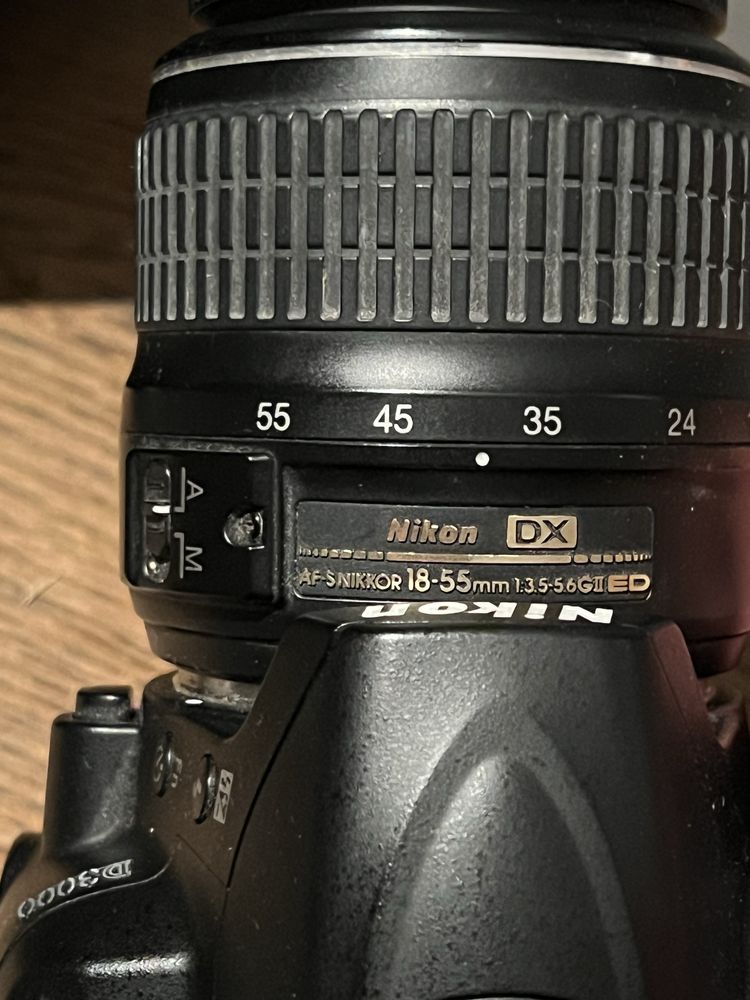 Nikon D3000, идва с чантичка и зарядно