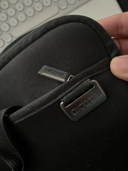 Vând geanta laptop Dicota Smartskin