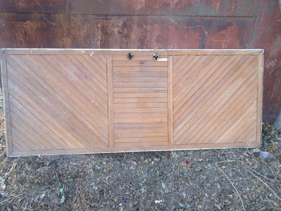 Деревянная дверь