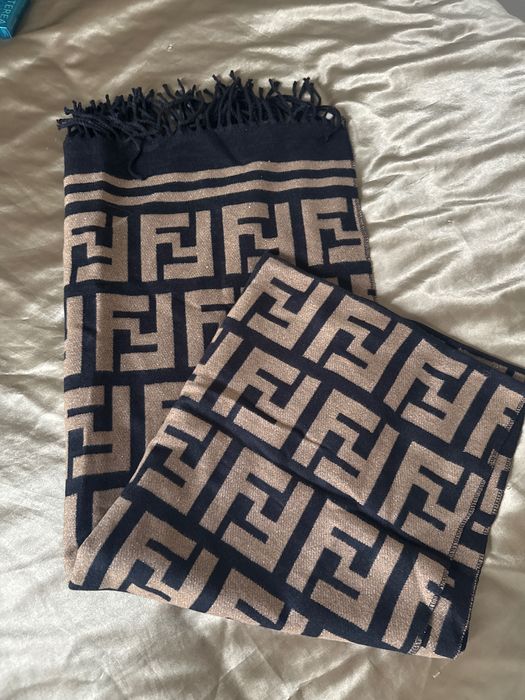 Шал f*ndi чисто нов!!!