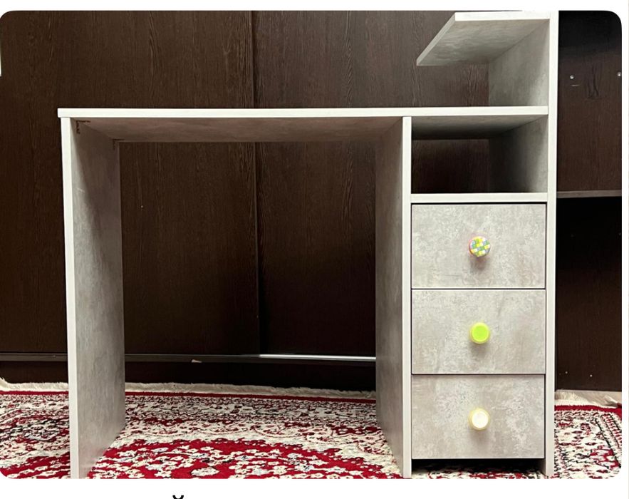 Маникюрный стол состояние отличное