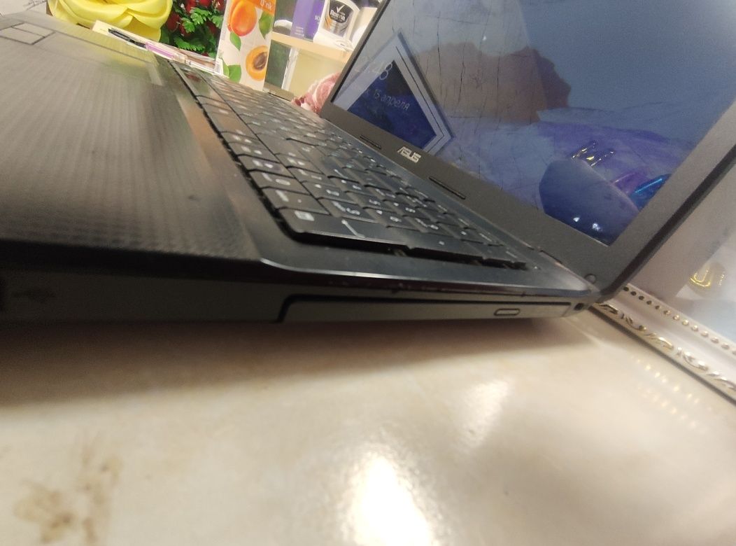 ASUS core i3 sotiladi