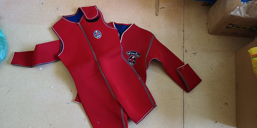 Неупрен 2 частни, яке и гащеризон с къс крачол.